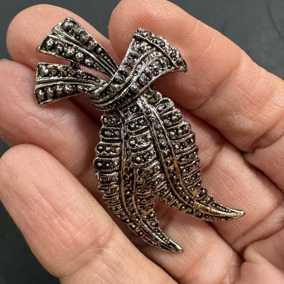 Vintaged signed Gerry’s Marcasite Textured Feen Leaf Brooch - Picture 2 of 3